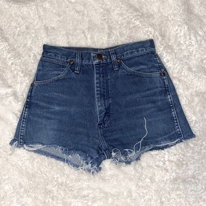 Wrangler shorts Size 3. Fits like a 24/25 waist. Dark wash!